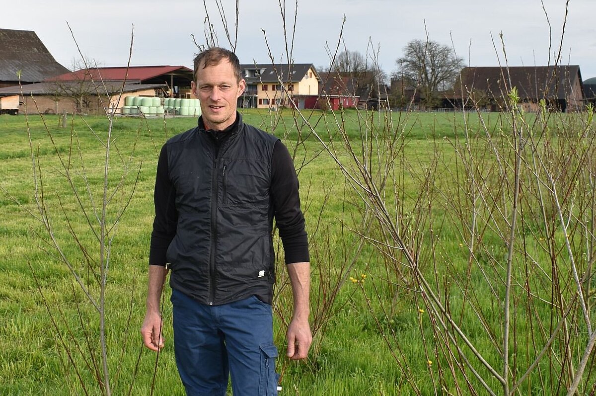Landwirt als Pionier mit Baumpflanzung